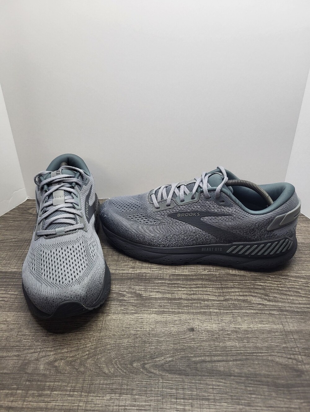 Brooks Beast 24 GTS Gray Walking Running Shoes Men's 11 Wide 2E